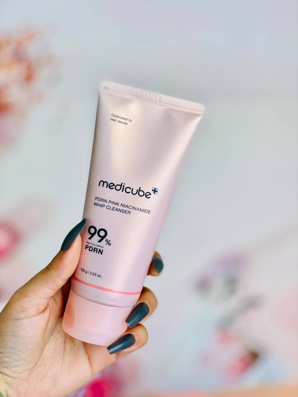 🍡غسول الوجه الرغوي المارشميلو Medicube PDRN Pink Niacinamide Whip Cleanser مصمم لتنظيف البشرة بعمق ولطف، مع توفير فوائد تجديدية وإشراقة. يوفر الغسول تنظيفًا عميقًا ولطيفًا بفضل رغوته الغنية التي تزيل الشوائب دون التسبب في جفاف البشرة. كما يحتوي على النياسيناميد للمساعدة في تفتيح وتوحيد لون البشرة وتقليل التصبغات، وعلى PDRN عالي النقاء لدعم تجدد الخلايا وتقوية حاجز البشرة. يُعد المنتج مناسبًا لجميع أنواع البشرة، بما في ذلك البشرة الحساسة.

✅ الفوائد الرئيسية:-
✔️ يبدأ المنتج بقوام هلامي لزج (يشبه المارشميلو) يلتصق بالشوائب ويزيل الأوساخ والزيوت الزائدة من المسام، ثم يتحول إلى رغوة كريمية غنية عند ملامسة الماء.
✔️ يحتوي على نسبة عالية من النياسيناميد (5% أو 20,000 جزء في المليون) المعروف بخصائصه في تفتيح البشرة، تقليل البقع الداكنة، وتوحيد لونها.
✔️ مدعم بـ PDRN (بولي ديوكسي ريبونوكليوتيد) النقي بنسبة 99% والمستخلص من الحمض النووي لسمك السلمون، والذي يساعد على دعم تجدد الخلايا وتحسين مرونة البشرة وملمسها.
✔️ يحتوي على حمض الهيالورونيك والسيراميد والبانثينول للمساعدة في الحفاظ على رطوبة البشرة وتقوية حاجزها الواقي، مما يمنع الجفاف أو الشد بعد الغسل.
✔️ تركيبته الخفيفة والمنخفضة التهيج تجعله مناسباً للبشرة الحساسة والجافة والدهنية والمعرضة لحب الشباب.
✔️ يمكن استخدامه كغسول يومي عميق أو كقناع للوجه يترك لمدة دقيقة واحدة لتعزيز التنقية والإشراق.
#الاصلي المنشأ كوريا 🇰🇷💯
🚘 يوجد خدمة توصيل لجميع محافظات العراق  🚘


**إذا كنت صاحب هذا الإعلان وتريد حذفه لأي سبب، رجاءا أرسل رسالة إلى الدعم الفني**