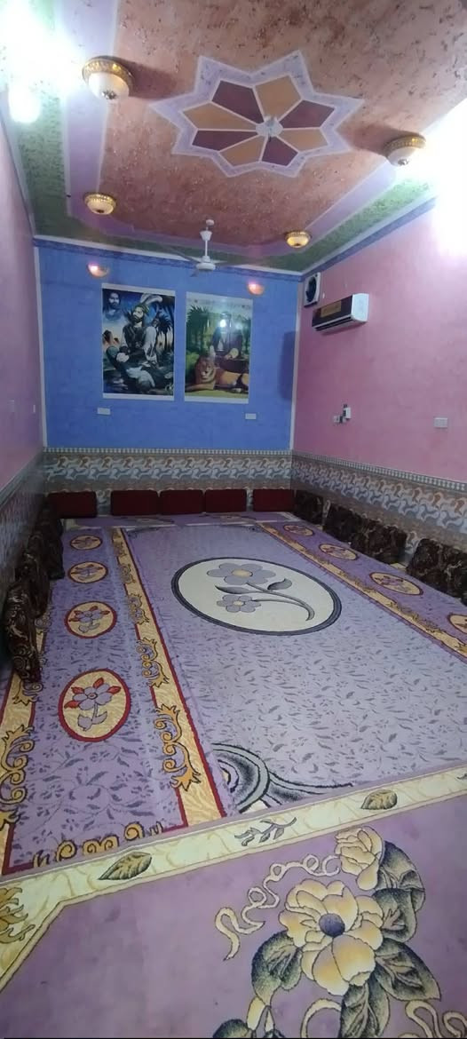 بيت للبيع طابقين
الطابق الاول يتكون من غرفتين وصاله وديوانيه ومطبخ وصحيات داخليه وخارجيه وساحه كبيره

الطابق الثاني يتكون من ثلاث غرف وصاله وصحيات

مساحه البيت (200)م

 البيت بناء نضيف شغل مرتب درجه اولى كونكريت الطابق الاول طابوق ورباطات وبيت مرتب الطابق الثاني فرمستون 

العنوان /سوق الشيوخ /الحي العسكري / شارع الاطفاء / مقابيل موكب الصديقه ع شارع الاطفاء الرئيسي قرب مدرسه ابراهيم المجاب 

للاستفسار الاتصال على الرقم ***********
