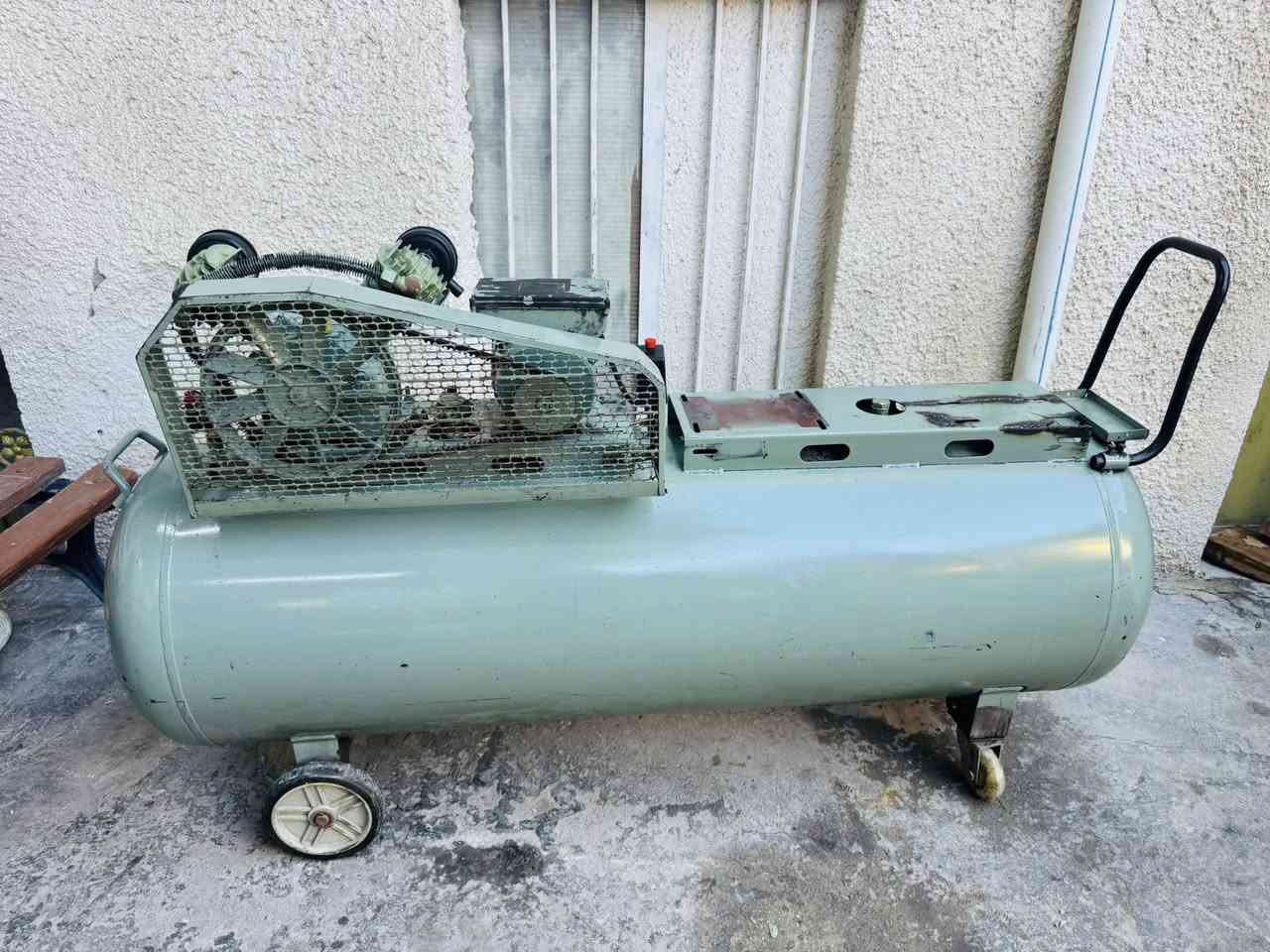 كمبريسر حجم 320 لتر كلش كبير نظيف جدا شغال ثقيل جدا دبل تاروسة بي مكان مال تاروسة ثانية وماطور او محرك السعر 550 الف مكاني بغداد 
مدينة الصدر 
*********** متوفر واتساب
