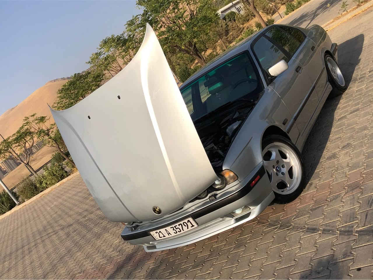 BMW 1995
موديًل ٩٥ سلڤەر كامل فرن لةسةر ساخي بيً دةعم زور جوانة هةمو گياني لةسةر دةقي شةريكة ماوةتةوة مةكينةي 525 سةقةري دةبل دجيتالي لةسةرة نةكراوةتةوة گيًر عادي گيًر و مةكينة و ئةكسل و تةبريد و تةحويل و كارةباي بةشةرت يةك دينار مةسرةفي نية سةيارةيةكي زوًر بةقوةت و كپ و تون و تولًة مالي دوًستة تاية و ويل و دةعامي M5 لةسةرة هوكي بيلادي ناوي لوًكة و رةساسي فورميكاية كوشن جلد و سياحي و تةلةفون شاشة ئايپاد و دةبل ئةرباگة لة سليًمانيم نرخي ٨٣ گةلاية 🔒 جوابي كوميًنت نايةمةوة 
***********

بي ام موديل 1995 كير عادي مكينة 525 سقر دبل فانوس رقم السليمانية 
لون سلفر صبغ عام للجمالية بدون ضربة كير و محرك و تبريد و كارةباي و تحويل بشرط سيارة نضيفة عال بلاد مابيها اي نقص تاير و ويل و دعاميات M5 هوك بلادي كشن جلد و سياحي داخل رساسي و فورميكا و شاشة ئايباد سعرها ٨٣ 🔒 ورقة مكان السليمانية  *********** السليمانية, العراق
