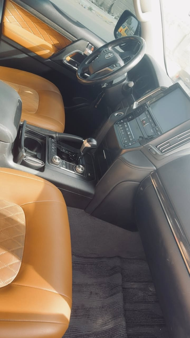 لاندكروز gxr موديل 21 كراند تورنك اللون اسود بغداد 
الموصفات 
اربع بصمات ابواب 
كامرا 
فتحه سقف 
طفايه 
3 شاشات 
صندوق كهرباء 
جاد قرميدي اصل 
ثلاجه 
جيكات لكزز 
زينون اصل 
تشغيل عن بعد
والباقي موصفات الاندكروز المعروفه 
السياره جدا نضيفه ومغلفه بلكامل ppf مكان السياره بغداد الدوره 
السعر 550 وبيها مجال حك الجيه 
***********
