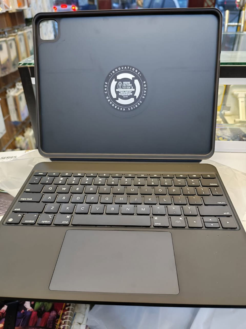 السلام عليكم ورحمة الله
كيبورد ايباد ابل يتوافق وي اغلب الايبادات موجود بضهر الكارتونه الاجهزه الي يتوافق وياهن قيم وخذ 
***********
