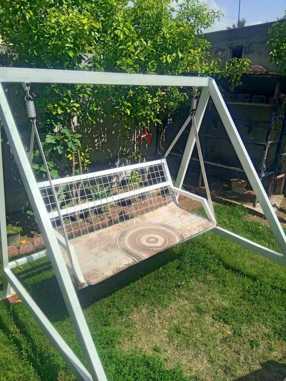 مرجوحه للبيع حداده درجه اولى المقعد ياخذ ٣ اشخاص يعني متر ونص السعر ١٧٠ وبيهه مجال  للاستفسار رقم الموبايل ***********
