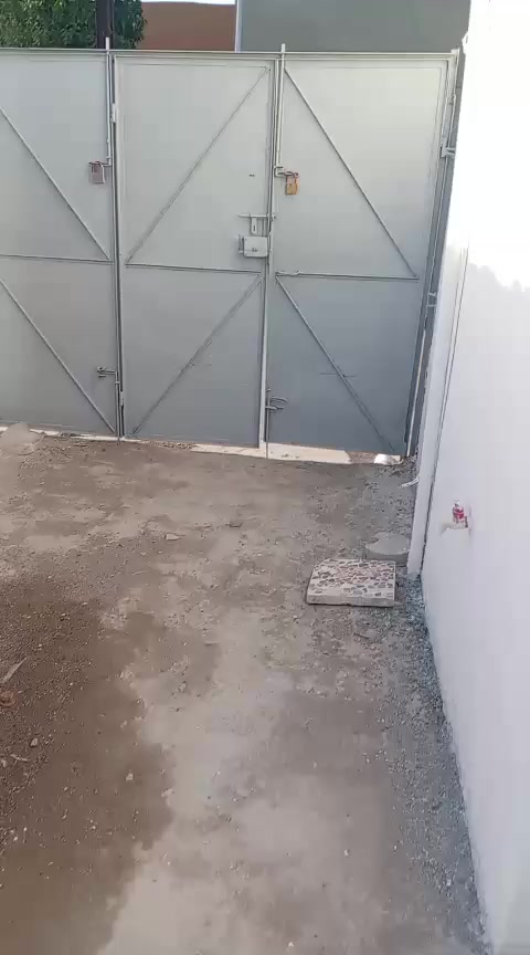 سلام عليكم دار للبيع بحي صدام يم مدرسة حراء مساحة بيت 93 متر واقع حال 130 متر بي فضله دار طابقين طابق اول كامل طابق تاني هيكل بدون صبه سعر دار 53 مليون بي مجال لاستفسار اكتر هدا رقمي ***********
