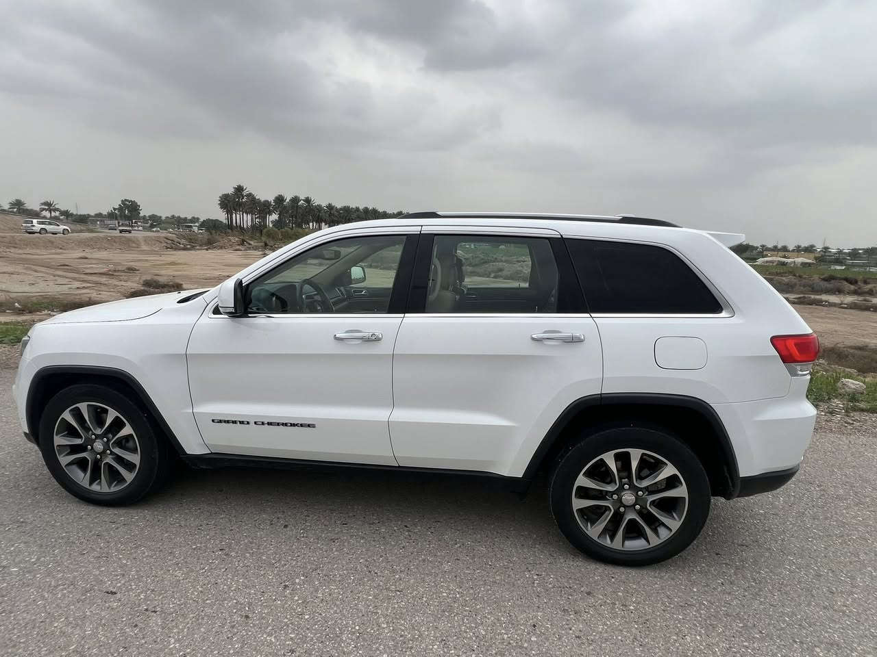 سلام عليكم جيب فول 1/1  (  جديده اخت زيرو)
الموديل 2018  (خليجي) . وكالت هارلم السياره 
المحرك : V6.  3.6L . 
العداد : 98
رقم سليمانيه  
مكفوله من صبغ  و اي ضرر كفاله
 ماعده رصعه بلباب بعده عله وضعه 
سياره علا ايدي  برغي ما ملعوب بيهه شرط  
سياره من النوادر جديده و حلوه استخدام قليل جدا
المواصفات فوول للخير 
*قياده ذاتيه 
*داخل بيجي واسود  
*فول مواصفات
* دفع رباعي 4x4 . 
* رادار جانبي مع مانع تصادم .
* تحذير الخروج عن المسار ⚠ . 
* تحذير النقطة عمياء ⚠ .
* نظام الاسطفاف الآلي (اوتو بارك) .
* ويل قياس 20 انج .
* سقف بانوراما . 
* شاشه كبيرة 8.4 انج . 
* نظام الخرائط (GPS) .
* نظام التعليق هوائي (جكات) . 
* ستيرن كهربائي . 
* المصابيح الأمامية زنون .
* كشافات الضباب زنون .     
* تشغيل عن بعد .
* صندوق كهربائي .
* مقصورة الركاب من الجلد الفاخر .
* حفظ وضعيات الجلوس (ميموري) . 
* المقاعد الأمامية كهربائية .
* المقاعد الأمامية تبريد وتدفئة .
* المقاعد الخلفية تدفئة .
* مشغل اقراص CD/DVD . 
* سستم صوت هارمون كوردون . 
* حساسات أمامية
* حساسات خلفية . 
* كاميرا خلفية .
* تدفئة ستيرن . 
* بخاخ ماء على المصابيح الامامي.
* المرايا الجانبية قابلة للطي .
* مرايا متحسسه للضوء العالي . 
* مانع تصادم خلفي .
* مقود السائق من الخشب . 
* بلوتوث تلفون . 
* محدد سرعة . 
* نظام التشغيل والاطفاء الاوتوماتيكي ( Auto Start System ) .
* نظام بريك اوتماتيكي ( Auto Break System ) .
مكاني بغداد الدوره 
*********** 
ملاحضه يوجد بارد اسفل حافه الجاملغ الامامي مقدار شبر واحد حقيقي فقط لاغير السياره بلحقيقه احلا من الصور 
السعر 270 $ وبيها مجال لطيبين
