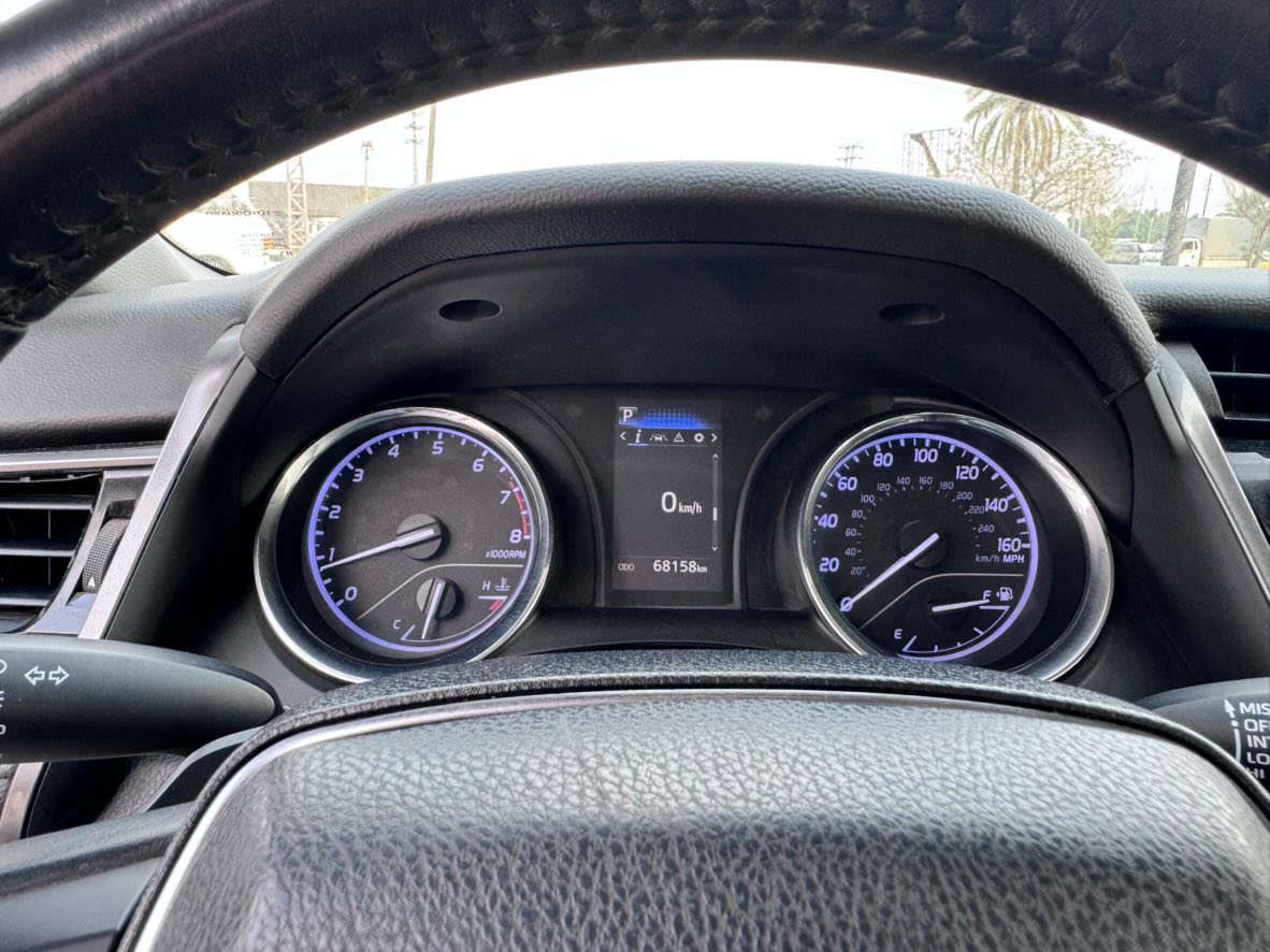 كامري 19 رمادي غامق ميتاليك سياره جديده من جميع النواحي رادار امامي داخل اسود جلد المرغوب اشاير مري توقف ذاتي تحديد مسار تحكمات جهتين عداد مسافه 68 الف حقيقي رقم بابل تواصل معه صاحب السياره ***********
