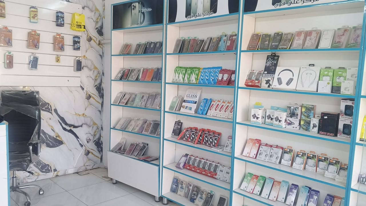 سلام عليكم محل موبايلات للبيع بسبب عدم تفرغ اني عسكري محل شغال خير من الله بسعر مناسب  ١٨٥٠ مكانه حبيبيه منطقه شعبيه وعل شارع ***********وايجاره 180 مع للانترنت والكهرباء
