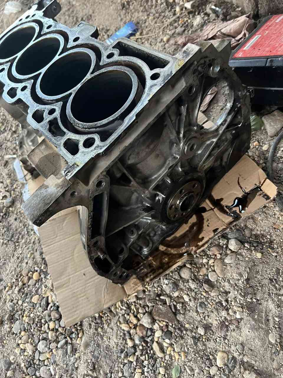 سلام عليكم سلندر للبيع مكصوص 10وبدلته لكرنك مابي شي مال نيسان عاليه سعر 250وبيً مجال بصيط ***********     ***********
