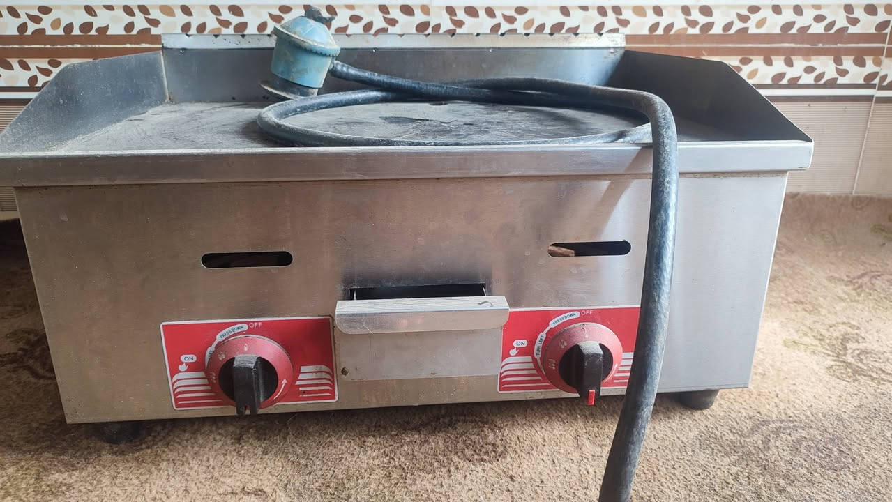 السلام عليكم
شواية همبرگر سل ستيل مكفولة من اي ضرر نارها حلوها وعل جدحة منها وبيها حجم 50 صار سنة ونص من اخذتها 
وكذلك قنينة عراقي 
سعرهن 200 الي يحب يتواصل وياي *********** واتس اب او إتصال عادي
