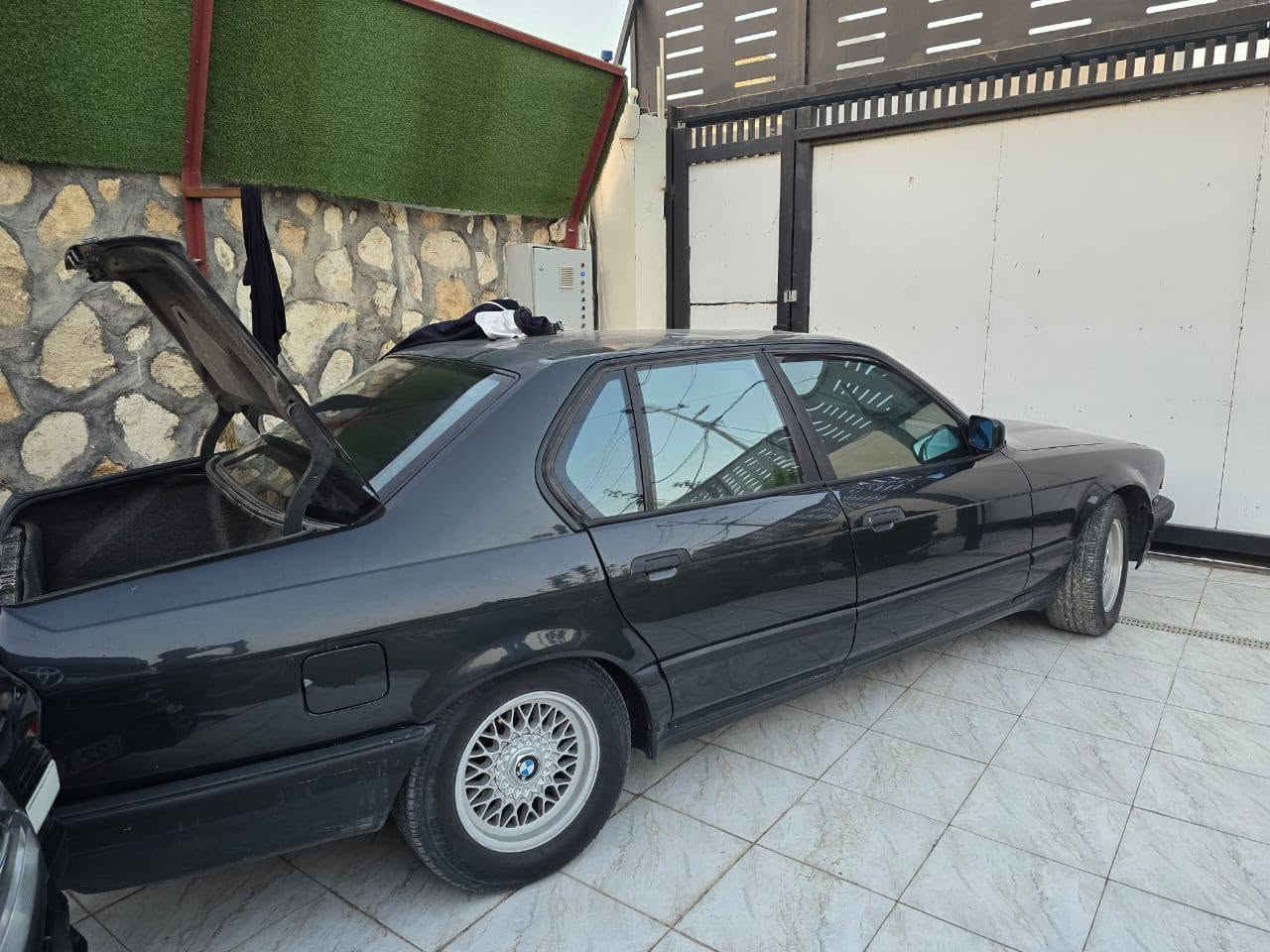 بي ام 740 محرك 8 سلندر  موديل 92 داخل جلد اسود ملكي دبل جكمجه كشن كهربائي تبريد خلفي تدفئه كشنات اعلى مواصفات السياره كفاله جاهزه حداديه امامي خلفي كله جديد تبريد ثلج محرك كبر كفاله تخم تاير سنويه جديده داخل جديد جنطه جديده لايت زنون ماكو شي ميشتغل سياره كله عل بلاد كهربائيات كلها شغاله السياره ماعايزه برغي فقط جراد قماره والفتحه عاطله للامانه الباقي كفاله عامه بابل الكفل 
***********
