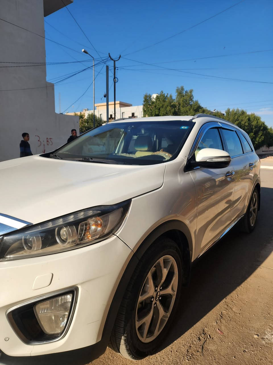 بيانات السيارة الأساسية
• النوع: كيا - سورينتو (Sorento).

• سنة الصنع: 2016.

• الفئة: SX.

• اللون: أبيض.

• المسافة المقطوعة: 190,000 كم.

الحالة والمواصفات الفنية

• المواصفات: خليجية.

• حالة الهيكل: قطعتين مصبوغة (الأجزاء المطلية  بارد فقط موضحة ).

• المقصورة: مقاعد جلد، تتسع لـ 7 ركاب.

• التبريد: نظام تكييف متكامل (3 قطع تبريد).

الإضافات والمميزات

• المواصفات الخارجية: كاميرا خلفية،، وصندوق كهربائي.حساسات ، مري شفط 

• ملاحظة هامة: السيارة "فول مواصفات" لكنها بدون فتحة سقف.

• اللوحة: بغداد، خصوصي. 

السنوية صالحة الى سنة 2030

للاستفسار والتواصل الاتصال فقط 

ع الرقم ***********

مكان السيارة كربلاء 

السعر 210 وبي مجال.
