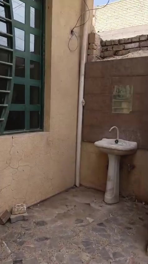 السلام عليكم بيت للبيع مساحه 100متر العنوان حي العسكري مدارس قرب روضه العصافير البيت بسمي يحتوي على غرفه وصاله واستقبال ومطبخ وتخاريج داخليه وخارجيه ارتفعه عن شارع متر الاستفسار على هذا الرقم ***********

