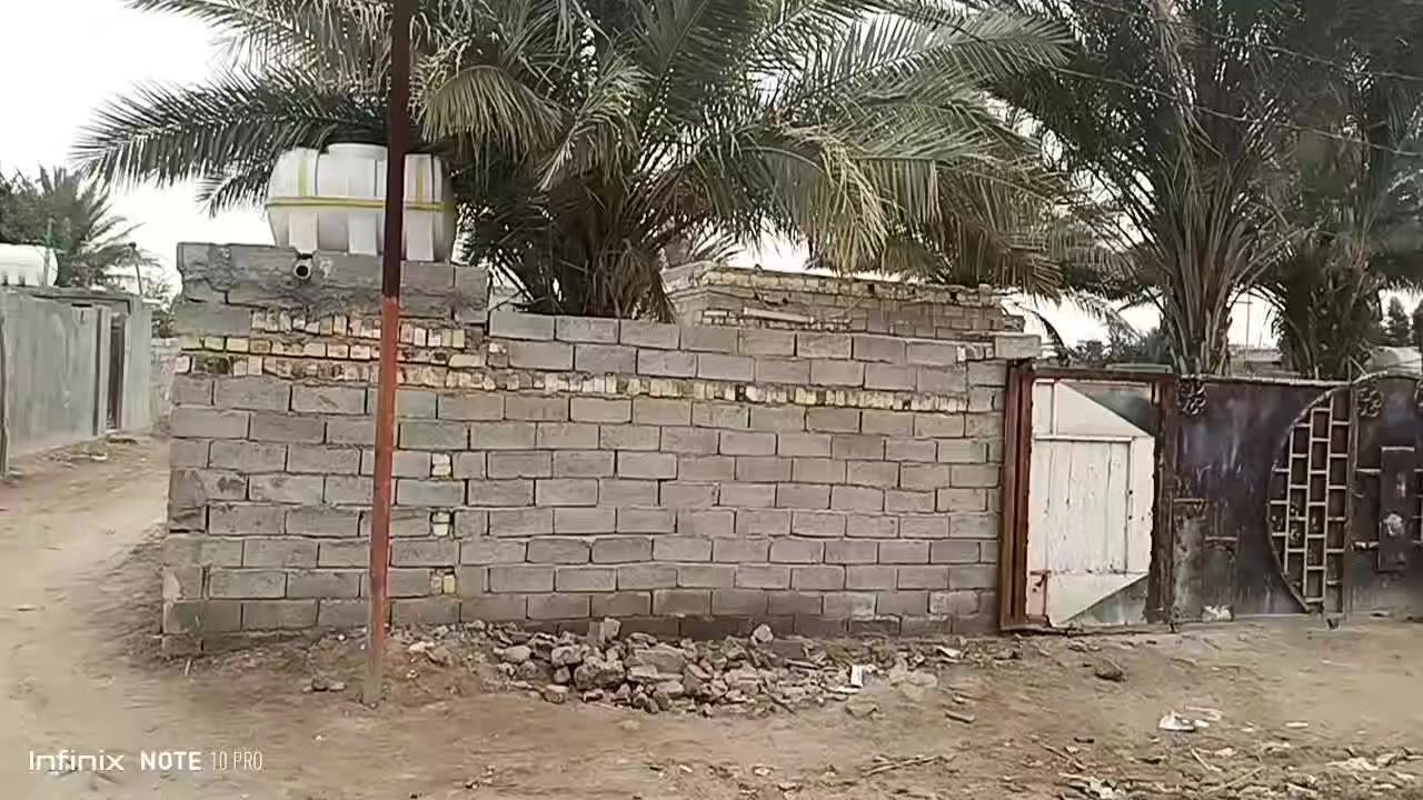 السلام عليكم
بيت للبيع طابو زراعي سند 25 ركن مساحه300م
يحتوي على غرفتين نوم وصاله ومطبخ وحمام 
مع توفر كافت الخدمات 
عنوان الديوانية نهايه الحي العسكري 
وكلشي بل قسمه 
***********
