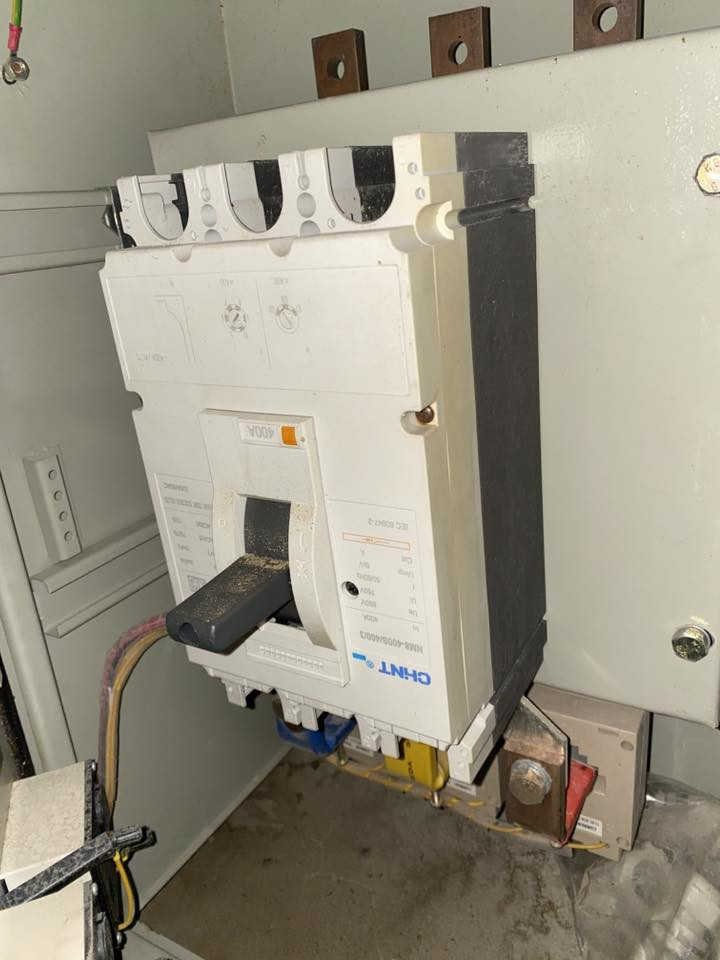 سلام عليكم يوجد قاطع كهرباء للبيع عدد 2 سعة 400 كيف في صنع فرنسي شنايدر سعرر 300 قفل رقم ***********
