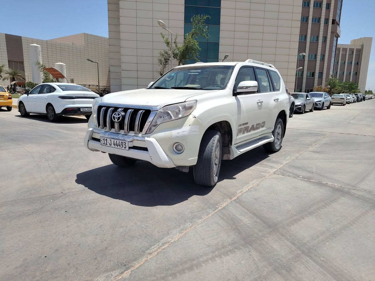 السلام عليكم. الاندكروز برادو
موديل 2015  TXL  V6 رقم بغداد  كويتي 
رقم بغداد باسمي مكفوله من الصبغ والضريه والشخوط
سنويه جديده 
دبل تانكي 
حساسات من كل الجهات
كشن كهربائي
فورويل4*4
كامره
تخم تاير+ حداديه نظيفه
مبدل دهن اصلي صار اسبوع
ماشيه 175ألف حقيقي 
سياره نضيفه  
السعر320 بيها مجال 
مكان كربلاء المقدسه
أتصال  ***********
