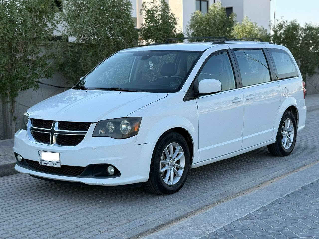 (بيع فقط )دوج كرفان موديل 2019 وارد امريكي السعر 148 وبيها مجال مواصفات SXT فول بيبان كهربائية جنطه كهرباء 7 راكب 3 قطع تبريد شاشه كامره محرك 3600 تبريد ثلج حداديه على وضع الشركه ماشيه 60 حقيقي تخم تاير بل كارتون السياره استخدام شخصي رقم بغداد مشروع وطني حادثها چاملغ وبنيد وجاملغ  ملون والباقي كفاله عامه ضربه وصبغ وتبديل مكاني كربلاء المقدسه الاستفسار ***********
