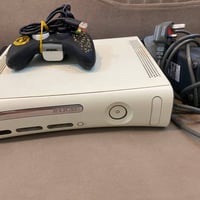 Xbox360 وياه يدة واحدة ومحولة بيه 24 لعبة من ظمنها gta5, pes, fifa الس...