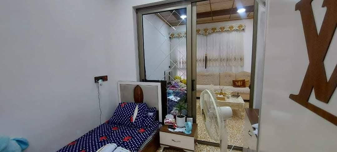 بيت للبيع مساحه 111مترواجهه 6وربع سطحين بي  طابق واحد غرفتين نوم هول مطبخ مناور عدد2نظام دكتات خطين ماء  البيت  في حي مزارع الصديق السعر 83مليون للاستفسار اتصل عل ***********
