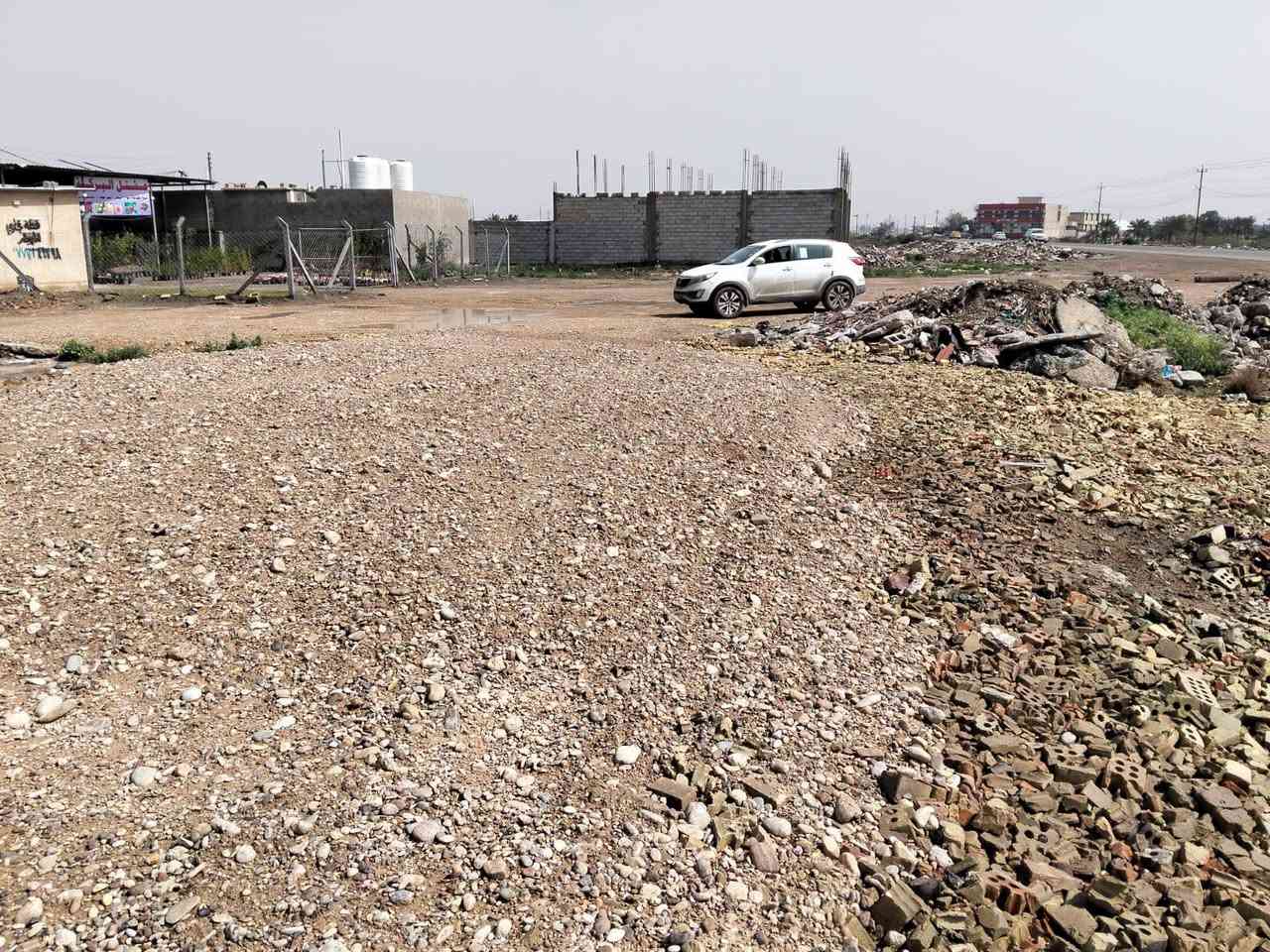 السلام عليكم فرصه استثماريه قطعه ارض للايجار بلسايد الواحد عل الشارع العام بقرب معمل الثلج مقابيل ملعب التاتار الوجه 15متر والنزال 20متر للتواصل ***********
