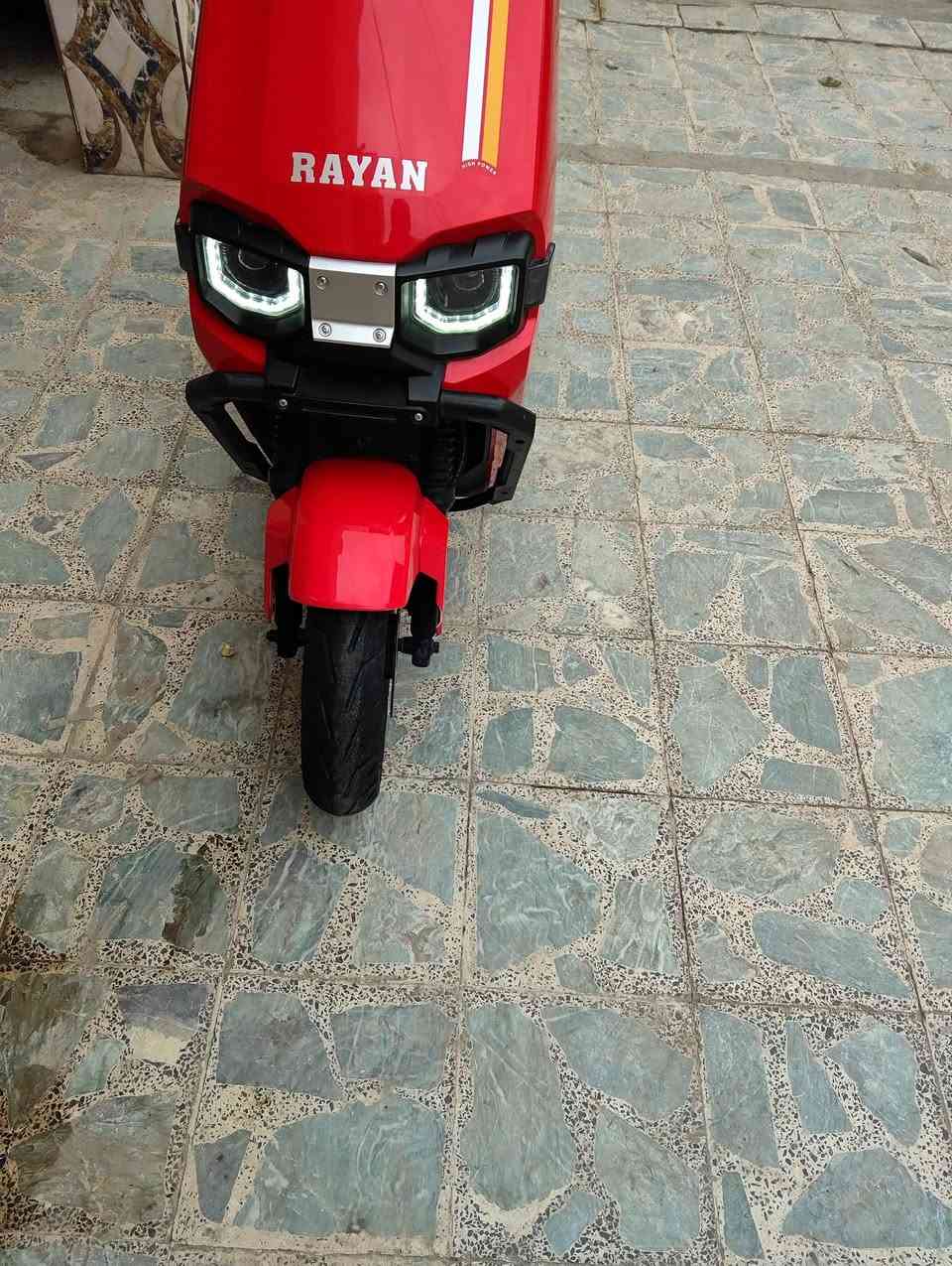 السلام عليكم دراجه ريان للبيع وحش الكون زيرو بعد ما ماشيه بيها شخوط باللزكات مثل ما واضحه بالصوره ماشيه  14 كيلو بس سعرها 900 وبيها مجال بسيط عنوان بغداد الشعب شارع الجزيره الاستفسار على هذا الرقم***********
