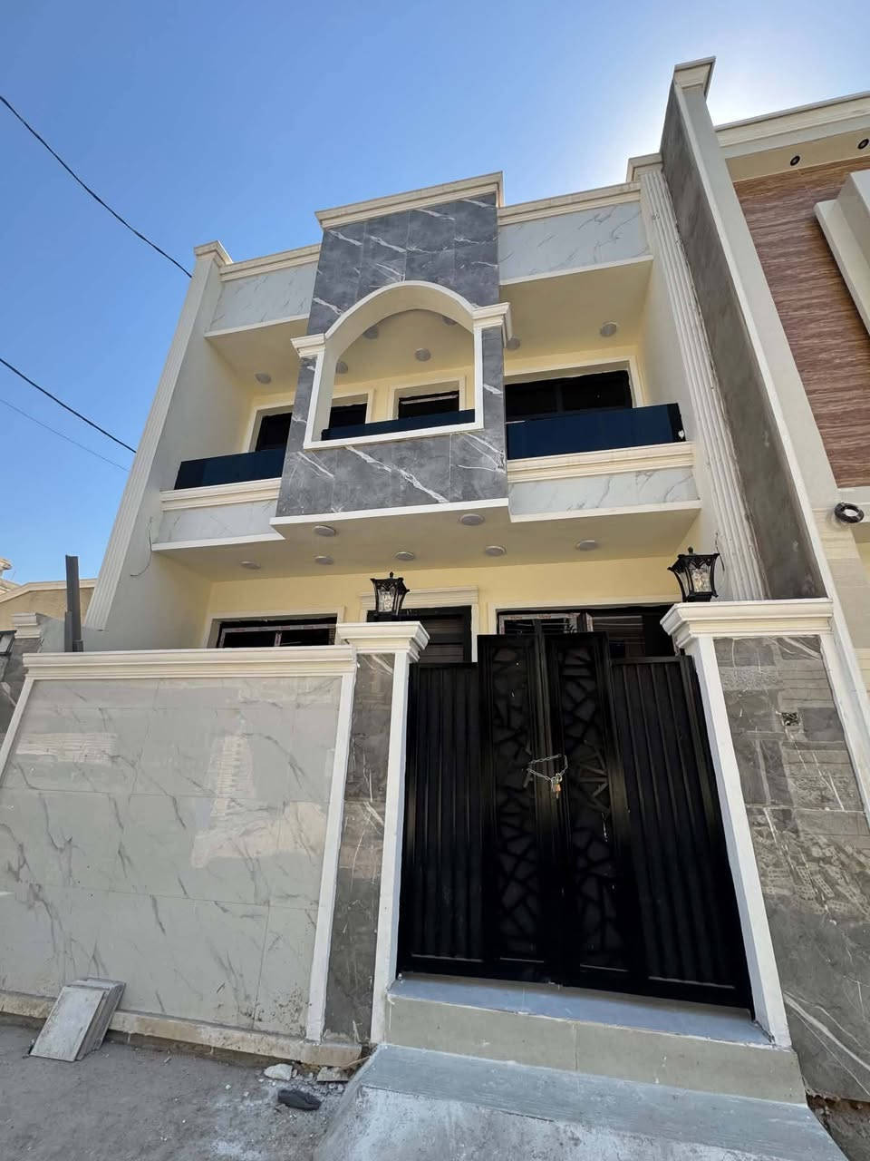 السلام عليكم
🏠#دار_للبيع   100متر واجهيه 6،25متر نزال 16متر
  طابقين   بناء حديث وتصميم متكامل ✨️

يحتوي البيت. ع[3غرف نوم -استقبال -صحيات عدد 2- صالة- ومطبخ] البيت شغل درجة اولى 

مع الخدمات[ماي-كهرباء-تبليط]✨️

🔴ملاحضه البيت جاهز للسكن 🔑

⬅️نوع العقار  طابو زراعي سند 25 اقرار محكمه 

⬅️العنوان #بغداد_الدوره_البوعيثه   
       مجمع السلطان الرابع 

🔴للاستفسار  خاص او الاتصال ع  الرقم 

☎️***********
