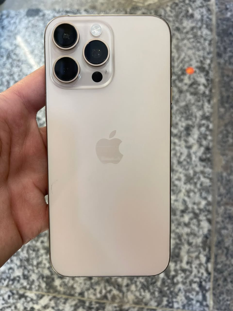 سلام عليكم 
16 برو ماكس 
جهاز يخبل استعمال قليل 
ذاكره 256
بطاريه 99
عدد دورات 186
مكفول 
ملحقاته كامله 
سعر 1400 وبي مجال 
ومكاني الامين الثانيه 
تواصل ***********
وتدللون
