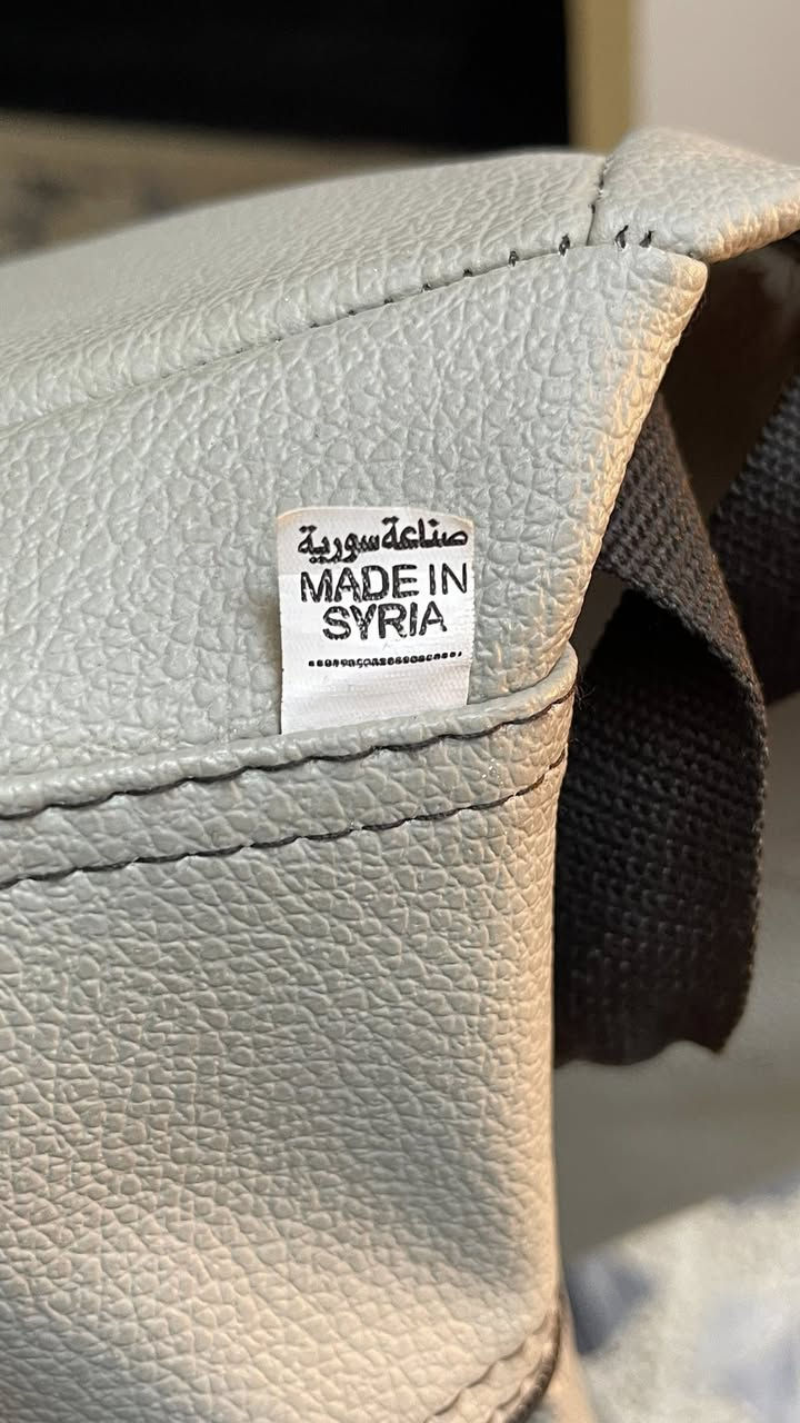 عود عراقي صناعه سوريه جديد  مابي إي نقص او خدش ويا ريشه و جنطه يعني عود كامل وجديد
للاستفسار اتصال او اتساب *********** 
السعر:200فقط
