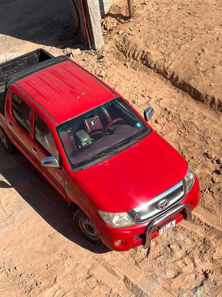 السلام عليكم
تويوتا هايلوكس 

كويتي 

2011

بيها تبديل بابين فقط 

صفحه اليمنه 

بدون ضررر أو دواخل 

السياره مناقصها شي نضيفه 

رقم بغداد 
كير اوتماتيك 

السياره بأسمي تحويل ثاني يوم 

***********
