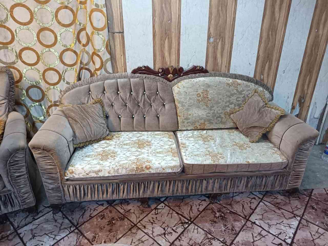 تخم ملكي 10 مقاعد نضيف اي ضرر مابي السعر 275 وبي مجال المكان بغداد ***********
