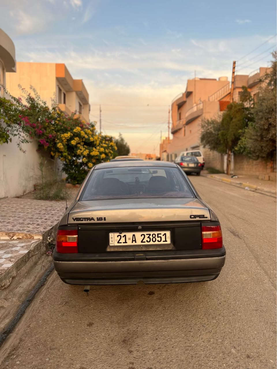 سلام عليكم 
اوبل فكترا للبيع 
موديل ١٩٩٠ 
محرك ١٨ 
كوبون بنزين 
بدون ضربه 
صبغها بلادي بس مسوين هلال 
رقم سليماني بشرط تحويل 
سياره نضيفه و جاهزه من كل نواحي 
لاستفسار  
***********
*********** كركوك, العراق
