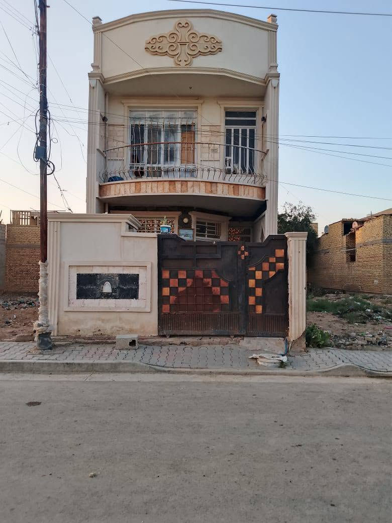 سلام عليكم البيت طابو ملك صرف للبيع 100متر غرف نوم 2 وحده سويت +استقبال +سطح شتايكر عنوان بغداد الحسينيه مال راشديه قرب العمارة مصري 
سعر 57 مليون بي مجال بصيط
***********
