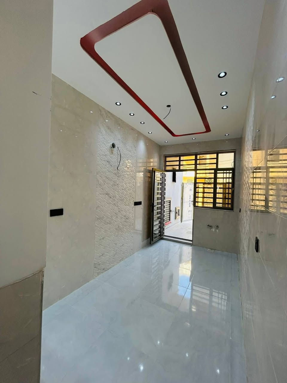 السلام عليكم 🏠 يوجد بيت مساحة 100م طابق ونص واجهه6.25م -نزال 16م  ( • السعر قابل للتفاوض)

يحتوي البيت: 

-2غرف نوم كبار واسعة 3حمام -مطبخ -حولي مفتوح الصالة - منو ر-ييتونه كبيره 

-شغل درجه اولى بديكور مغربي

نوع العقار سند 25 طابو زراعي

الموقع/الدورة البوعيثة السلطان ثالث

للاستفسار
***********📱
