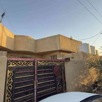 دار للبيع في منطقة العشرة الاف  ثاني بيت على الشارع العام بصف الركن  ا...