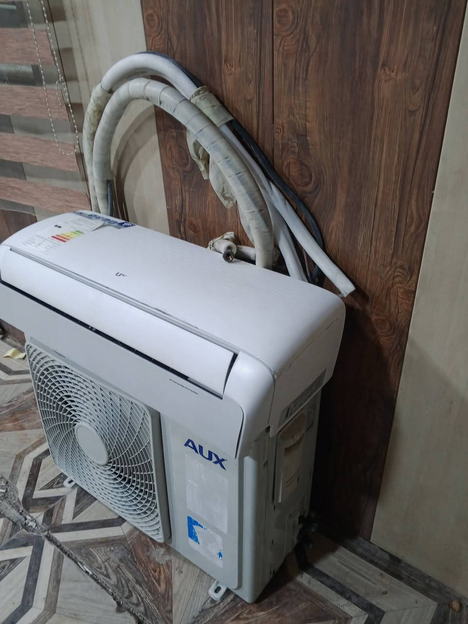 سبلت واحد طن نوع اوكس نضيف جداً جداً كامل مع كل ملحقاته سعر 275المكان غزاليه نهاية شارع المركز اتصال او واتساب ***********
