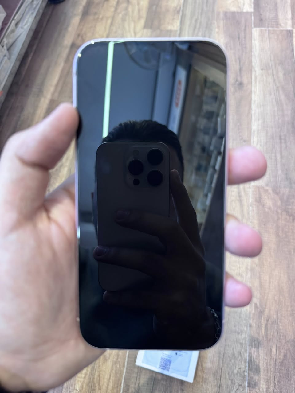السلام عليكم
ايفون ١٥ عادي 
ذاكره ١٢٨ الجهاز ضمان (ABM)
بطاريته ٨٩٪؜
الجهاز كلش نضيف شرط شخط واحد مابي 
لون وردي 
موقعي بغداد الكرخ وتوصيل عندي 
***********
