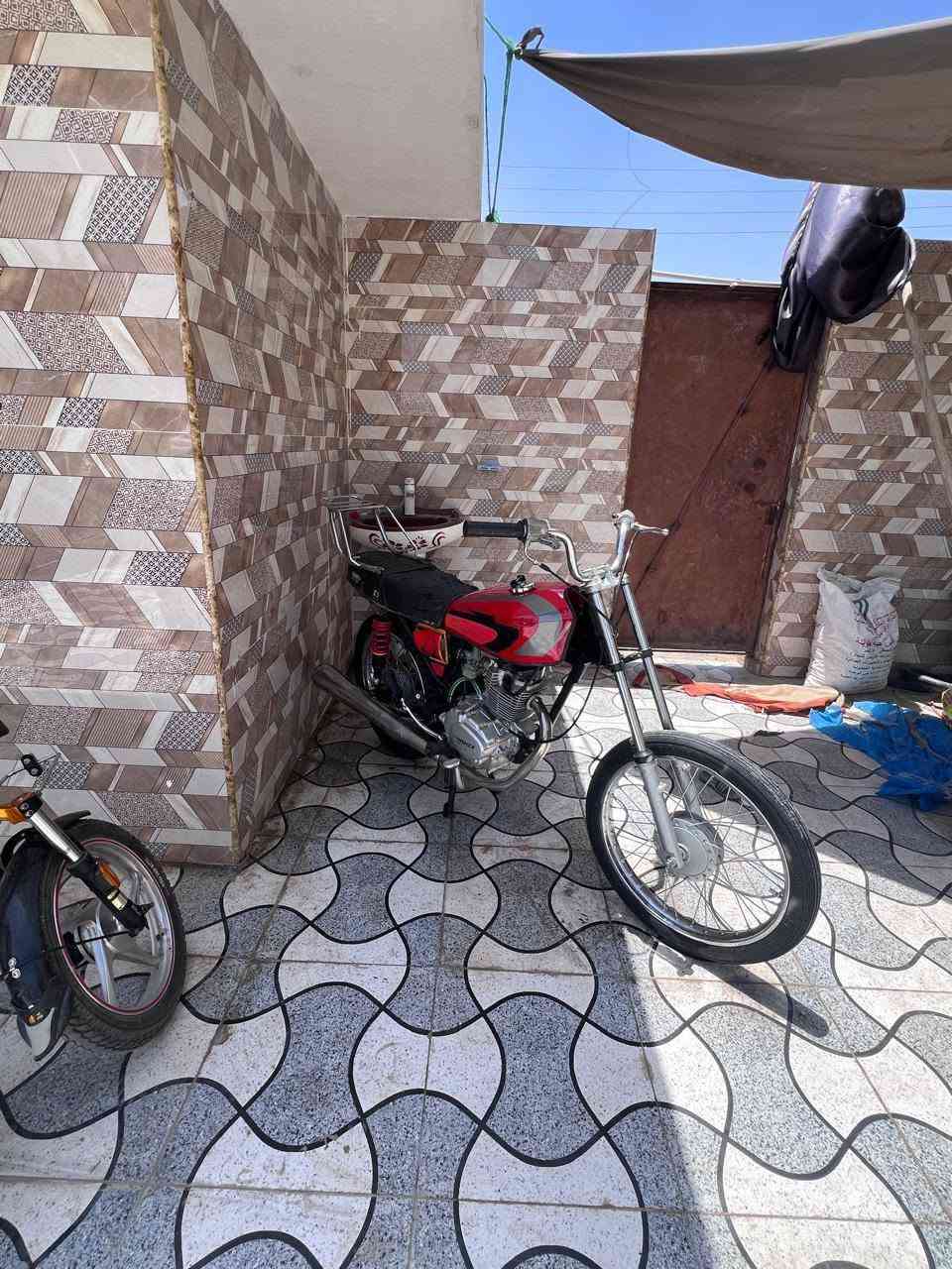 سلام عليكم نامه انتنس مديل 23 كلك كلك دراجه جديده مكينه مفتوحه بستم اول فتحه اله دراجه جديده كلش 
نقصه بس دوشم لكشن فقط
السعر 425 مكان سوق الشيوخ ناحيت الطار رقم الهاتف *********** 
رقم بي واتساب
