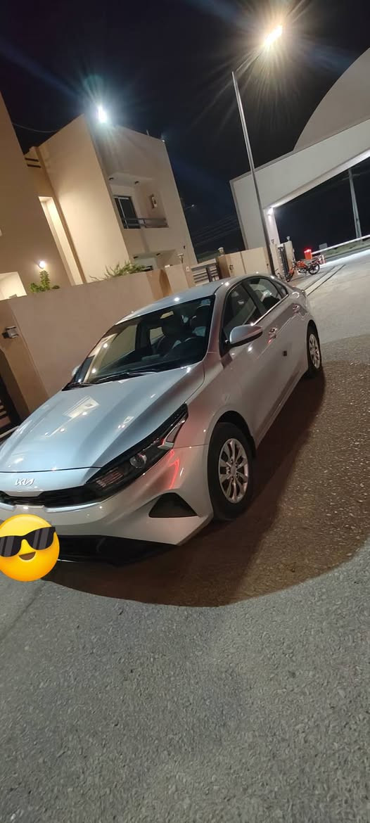 سلام عليكم سيراتو موديل 2024خليجي كفاله السيارة محرك 1600 ماشيه 25الف سياره مغلفه كشنات وارضيه 
شادلها شاشه تاب لكزز  السعر ب17300$ او مراوس بسيارة توكسان سبورتج حديث خليجي والفرق نتفق عليه
الاتصال ***********
