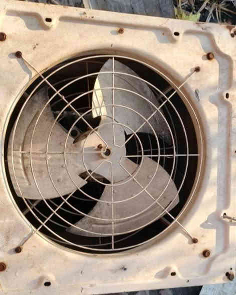 السلام عليكم اخوان مفرغة هواء مع الدكت الحجم الكبير القياس 60سم شرط الشغل وكلش نضيفه تجي تفحص وتاخذها سعرها 50 الف
عنواني البصرة المعقل 
الاستفسار على الرقم ***********
