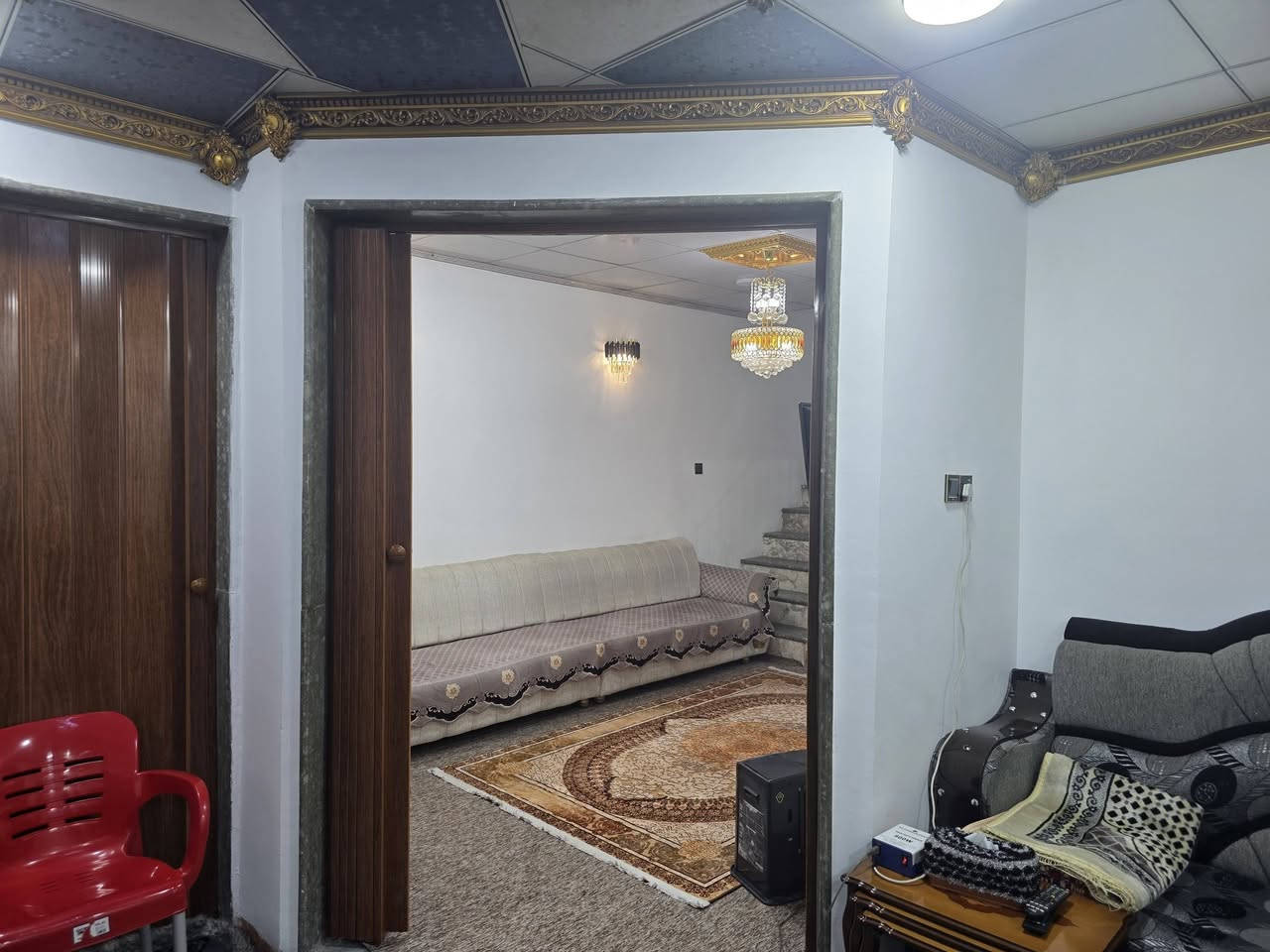 دار للبيع في حي الحدباء طابقين المساحة 116 م واقع حال 120 م واجهه 6 م 3 غرف نوم هول واستقبال ومشتملات شارع واسع 15 م اتجاه قبلة .
***********
***********
عقارات الصفوة  حي المصارف قرب جامع سعدي مهدي
