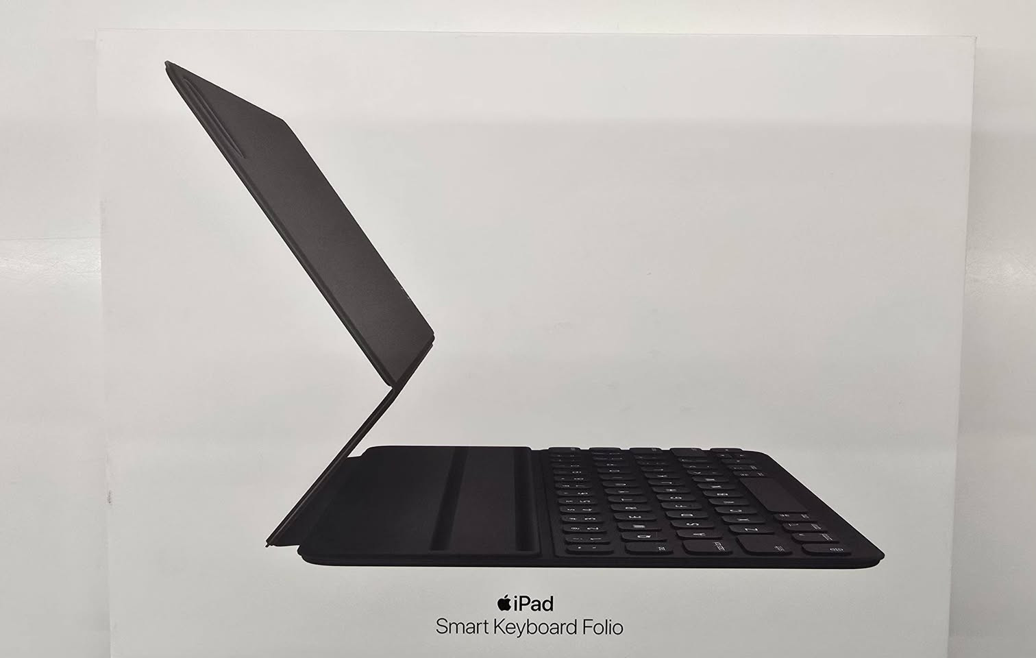 Ipad smart keyboard folio (Air and pro)
كيبورد ايباد سمارت فوليو قياس 11 انج و اللون اسود مع حروف عربي و انكليزي و يدعم ايباد Air و pro 
اير (الجيل الرابع و الخامس)
برو (الجيل الاول و الثاني و الثالث و الرابع)
ملاحضة: الكيبورد غير مستعمل نهائيا فقط مفتوح من العلبة 
السعر: 230 الف قابل للتفاوض 
الإتصال: ***********
العنوان: بغداد و متوفر توصيل بغداد و محافظات
