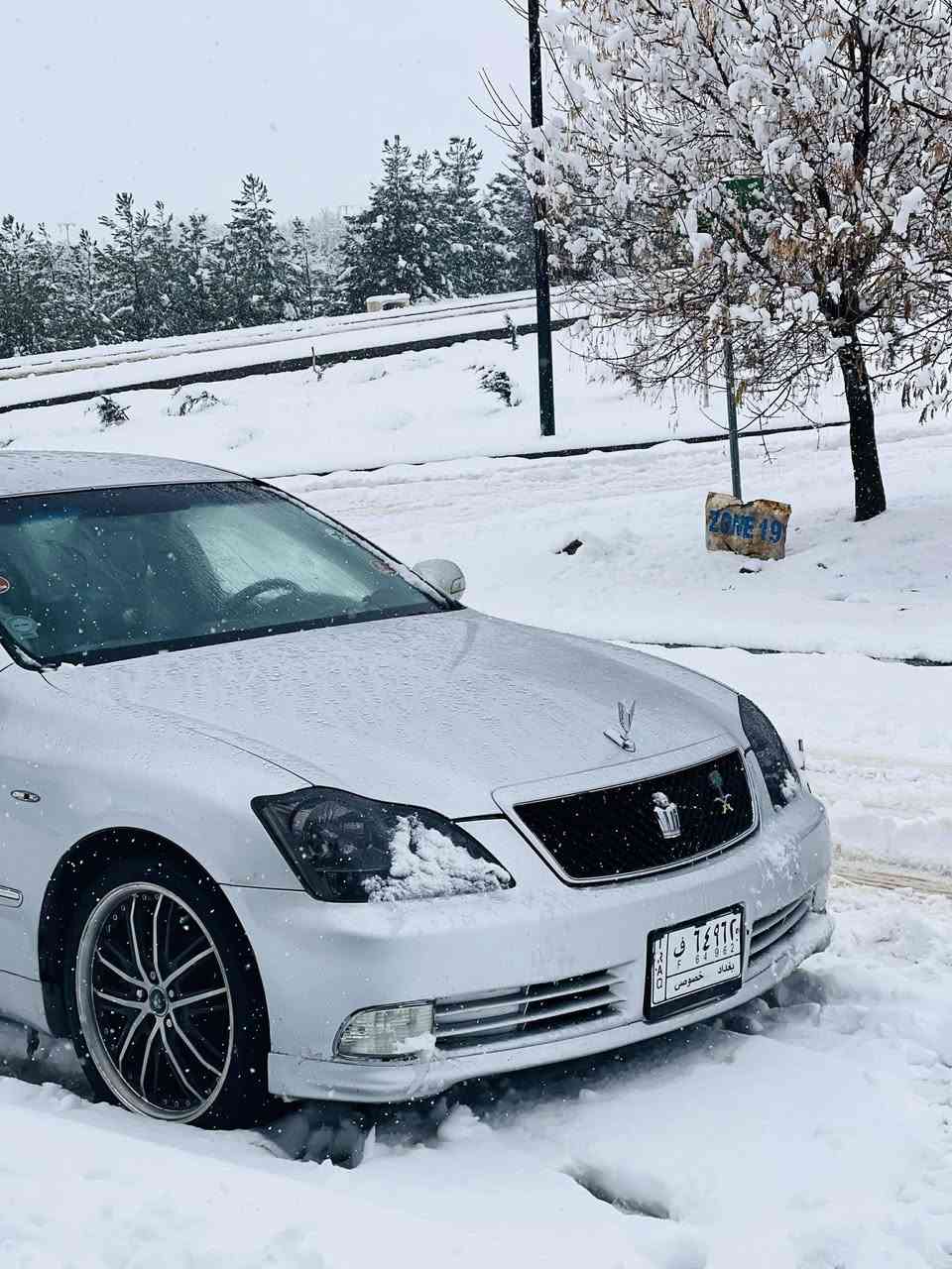 بڕاوە بڕاوە 182 شێت گەورە بە گەورە 2005
3 دوگمەی پەردە

پێش و پشت کەپس لێدراوی هیچ نیە

ڕۆیاڵە کراوە بە سپۆڕت کامل 

سەقف و بۆنیت شوشەیە زۆر پاکە

چوار ویلی سپۆڕتی نازدار 

قوەتێکی ئێنجگاری هەیە 

تەبرید سارد و گەرم

برێک بەسراوە

جامی پێش و دوا هەڵگیراوە

ئێمپی فایەری تیایە بەقەی کۆڵانێ دەنگ ئەڕوا

کوشنەکانی عەکس کراوەتەوە مەزبوتە

بۆ عەیب و عار مەگەڕێ هیچ هیچ

نرخی 47 و قفڵ و قەپات و هەپی بەیاز

*********** سلێمانی
