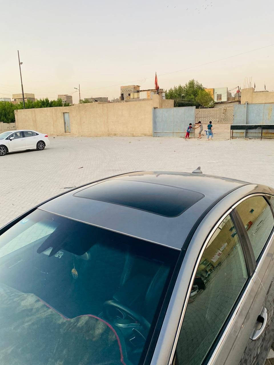 السلام عليكم
سوناتا 2018 رياضي فول 
ماشيه 83 الف حقيقي 
السياره مكفوله من كلشي تفحص وتشوف بعينك 
وارد امريكي حادث بنيد فقط ومصلح بالامارات 
كتلوك بالجنطه مالتها 
تيربو محرك 2000 
رقم بغداد سنويه باسمي 
السعر 140 وبيها مجال  
الاتصال ***********
