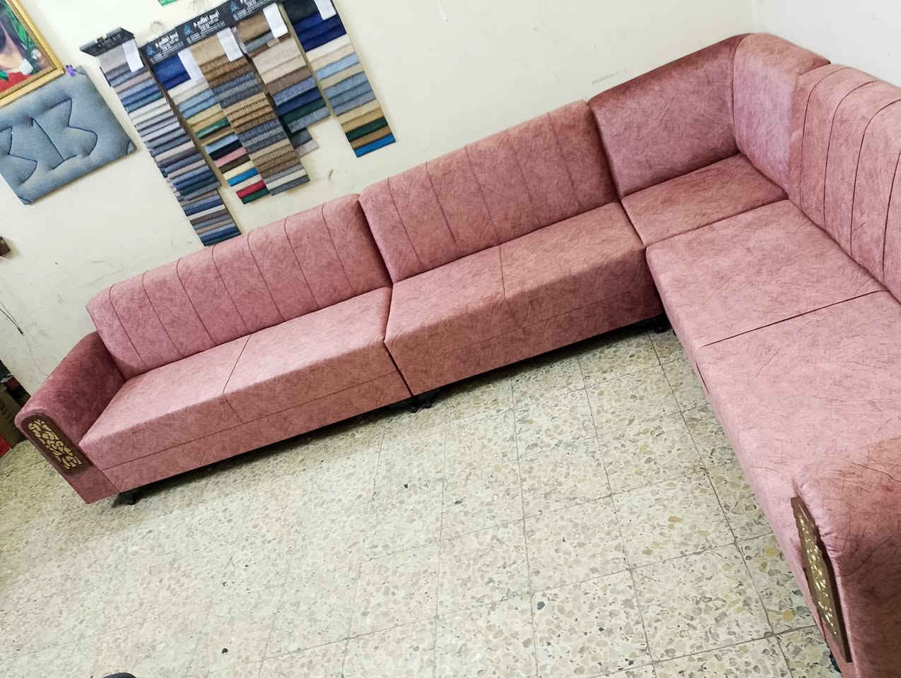 ديوان ٩ مقاعد للبيع نضيف جدا بدون اي ضرر قماش جديد ممستخدم درجه مرمري هولندي سفنج ضغط خشب بلوك جام روسي السعر ٢٨٥ بي مجال بصيط مكان بغداد اي استفسار عالخاص موجود توصيل بكروة رقم ***********
