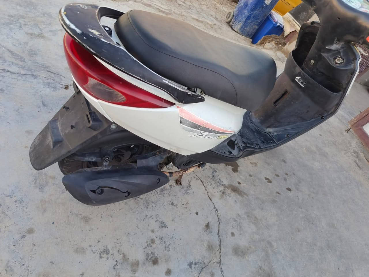 سلام عليكم  اخوان عندي دراجه بريز مكينه ناعمه وشلعه ومعدل  كهربئيات شغاله سلف هندر  كفراته اصليه مختمه تاير الخلفي جديد وباتري جديد كاربيرتر بلادي  بغداد رايدهه 375 بيه شي بسيط للجيه*********** وتساب موجود اليحب اراسل
