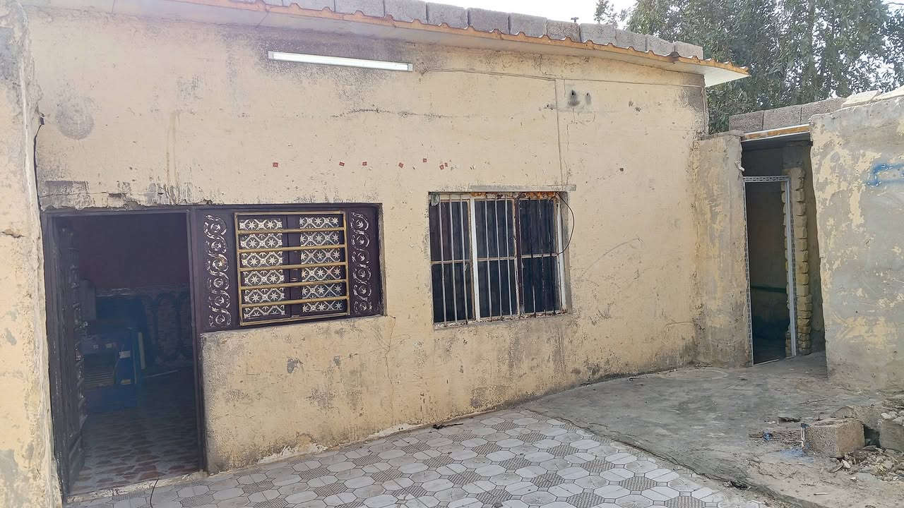 سلام عليكم ورحمة الله وبركاتة ورمضان كريم نشالله عليكم بيت البيع في منطقت ام هليل يتكون من صاله ومطبخ وغرفتين نوم ماي وكهرباء ومولد سحب مساحه للبيت 200 رقم التواصل واتساب *********** العسر 7000وبي مجال
