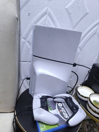 جديد استخدام شهرين. السعر ٦٠٠ قفل وياها فيفا ٢٥ 07713553474