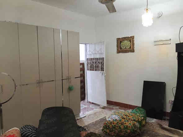 السلام عليكم بيت 100متر طابقين طابو صرف داخل بغداد ابودشير يم بيت اجباره بيت جديد كله سيراميك ارضيه وجدران يحتوي على 4غرف نوم وستقبال اوحولي زائد صحيات اوحمامات مشترك 3 ....2جوه.  والثاني فوك يحتوي على محل خارجي السعر ١٥٠اوبي مجال
***********
