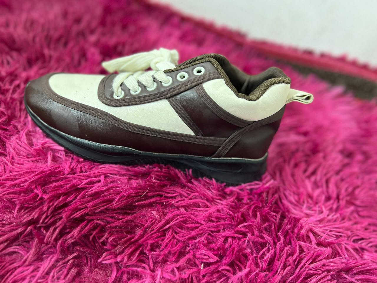 سلام عليكم شروه أحذية شبابي نسائي بيع جمله. مفرد القطعه عله خمسه. الجمله تختلف سعره وذا كلهن هم يختلف. سعر. مستعجل. عله. بيعتهن للتواصل ***********
