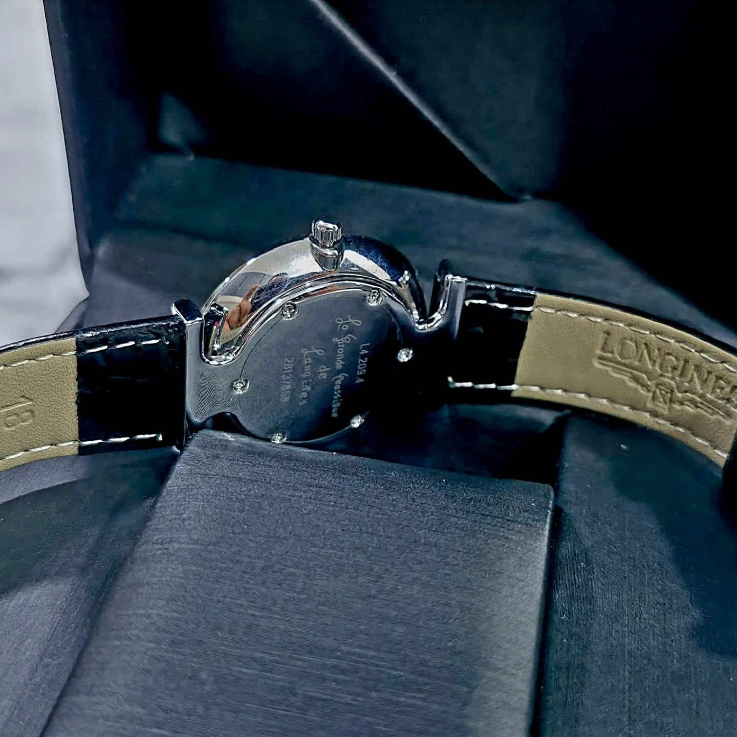 لونجين longines 
اصدار لاغراندي 
ماستر كوالتي 
قطر ٣٢ 
بالكامل بلاديه سير وبوك وزمبلك 
ارقام روماني 
مينا اسود 
قطعه جدا انيقه


**إذا كنت صاحب هذا الإعلان وتريد حذفه لأي سبب، رجاءا أرسل رسالة إلى الدعم الفني**