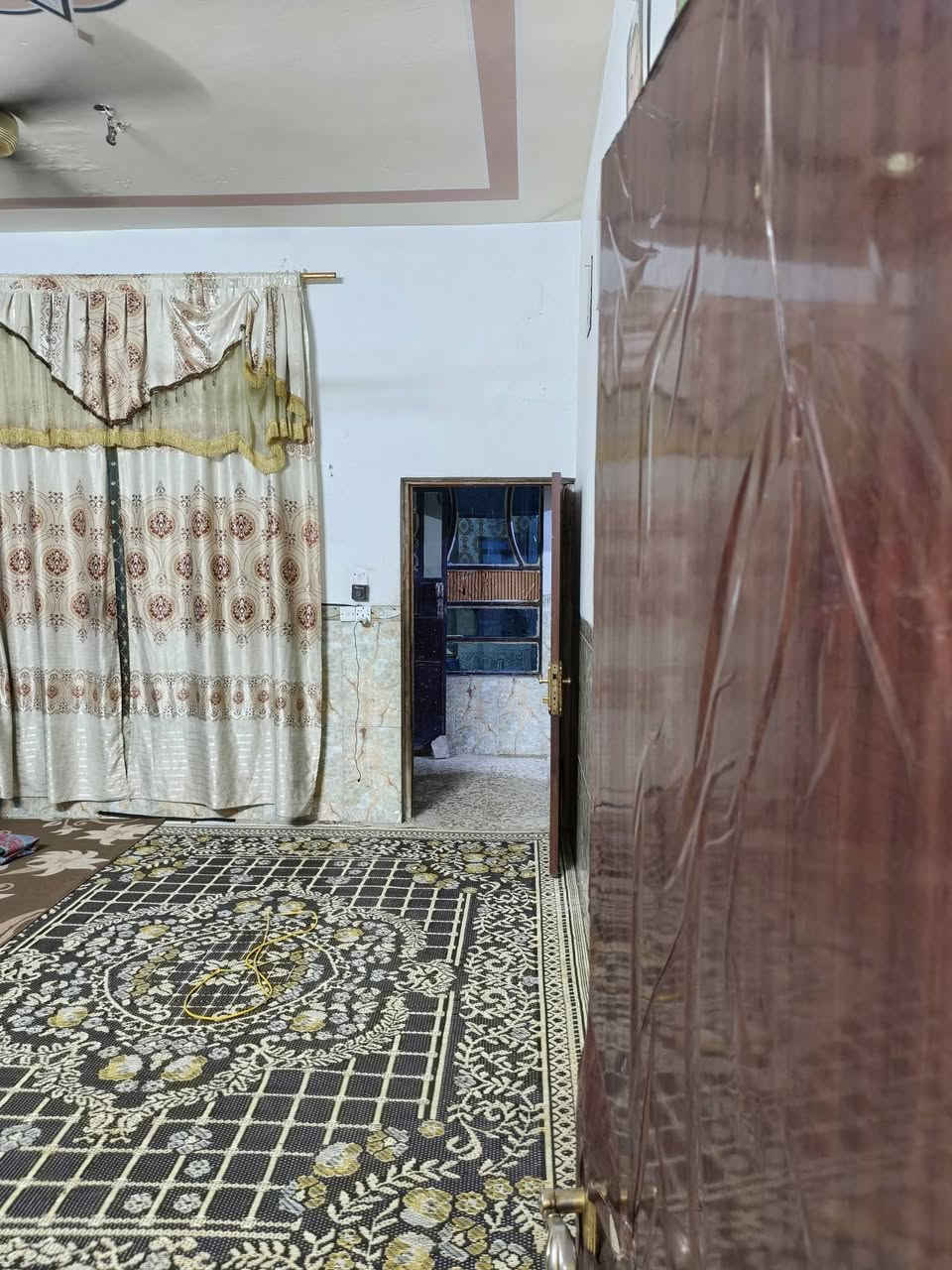 دار للبيع ! 
العنوان مقابل مدرسة خليل الساعدي شارع أبو حسين المضمد
المساحة 250 متر البيت كاشي و أرتفاع البناء ٣.٥ 
يحتوي على أستقبال + هول + صالة+ غرفة نوم+ مطبخ+ منور خلف البيت + منور دخول من جهه المطبخ مجموعة صحيات السعر 58 بيه مجال 
للاستفسار ***********
